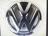 Эмблема решетки радиатора VW Polo за 20 000 тг. в Атырау