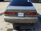 Toyota Camry 1998 годаүшін3 100 000 тг. в Семей – фото 3