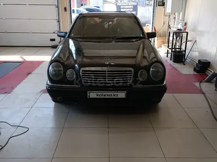 Mercedes-Benz E 320 1997 года за 2 700 000 тг. в Актобе – фото 5