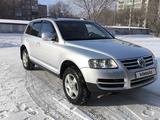 Volkswagen Touareg 2006 года за 4 500 000 тг. в Астана – фото 2