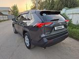 Toyota RAV4 2019 года за 13 900 000 тг. в Алматы – фото 2