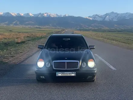 Mercedes-Benz E 230 1997 года за 2 500 000 тг. в Алматы