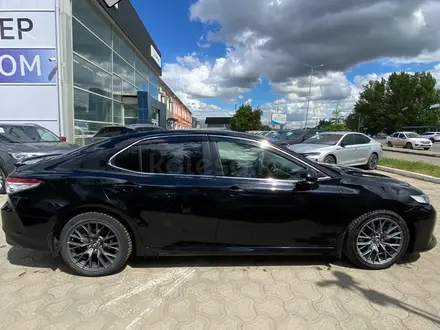 Toyota Camry 2020 года за 11 900 000 тг. в Уральск – фото 4