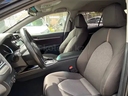 Toyota Camry 2020 года за 11 900 000 тг. в Уральск – фото 8