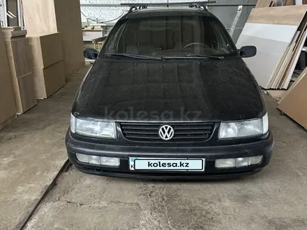 Volkswagen Passat 1994 года за 1 810 000 тг. в Уральск – фото 4