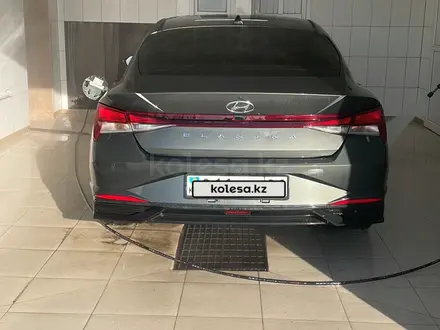 Hyundai Elantra 2021 года за 9 800 000 тг. в Атырау – фото 2