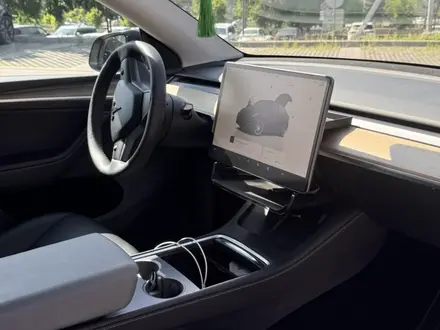 Tesla Model Y 2022 года за 16 100 000 тг. в Алматы – фото 17