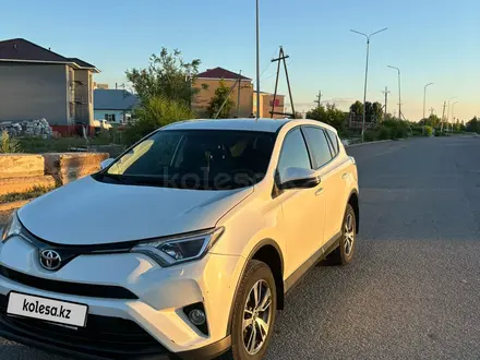 Toyota RAV4 2017 года за 10 500 000 тг. в Астана – фото 2