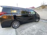 Toyota Alphard 2016 годаfor23 850 000 тг. в Атырау