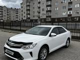 Toyota Camry 2015 года за 9 650 000 тг. в Актобе – фото 2