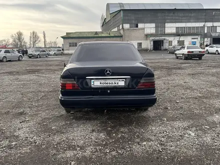 Mercedes-Benz E 220 1994 года за 1 100 000 тг. в Талдыкорган – фото 3