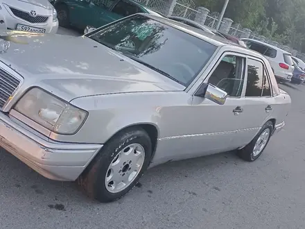 Mercedes-Benz E 220 1993 года за 1 600 000 тг. в Талдыкорган – фото 2