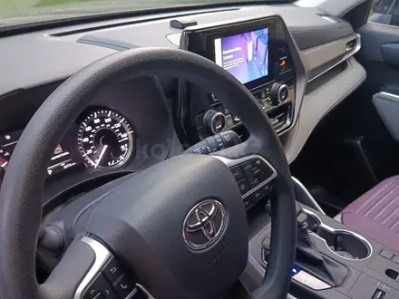 Toyota Highlander 2023 года за 26 900 000 тг. в Алматы – фото 8