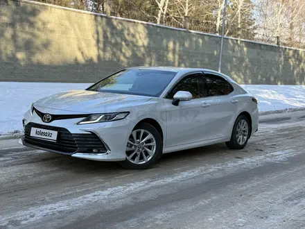 Toyota Camry 2023 года за 15 800 000 тг. в Астана