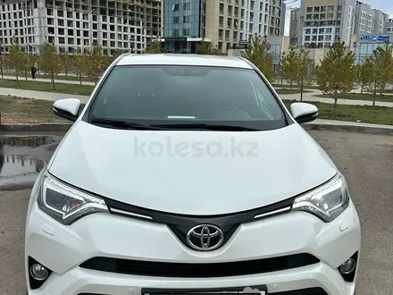 Toyota RAV4 2017 года за 12 000 000 тг. в Астана – фото 2