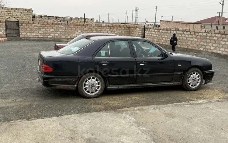 Mercedes-Benz E 230 1997 годаүшін2 000 000 тг. в Актау