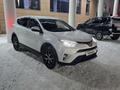 Toyota RAV4 2017 годаүшін11 900 000 тг. в Актобе – фото 2