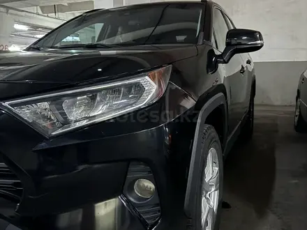 Toyota RAV4 2021 года за 16 500 000 тг. в Алматы – фото 3