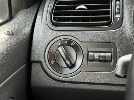 Volkswagen Polo 2017 года за 6 300 000 тг. в Атырау – фото 15