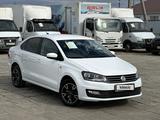 Volkswagen Polo 2017 года за 6 300 000 тг. в Атырау – фото 2