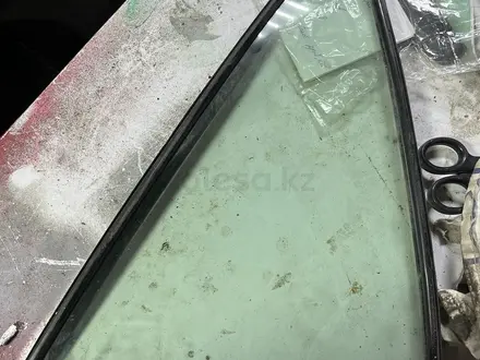 Стекло зад правый за 18 000 тг. в Усть-Каменогорск