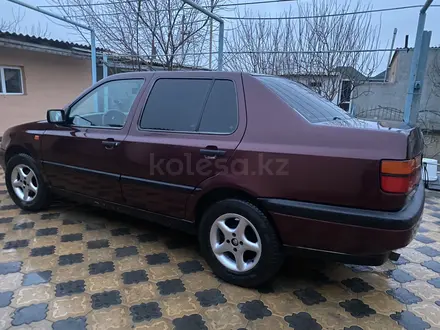 Volkswagen Vento 1993 года за 2 100 000 тг. в Туркестан – фото 2