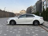 Toyota Camry 2021 года за 15 900 000 тг. в Алматы – фото 4