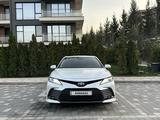 Toyota Camry 2021 года за 15 900 000 тг. в Алматы – фото 2