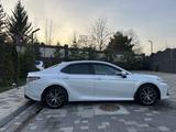 Toyota Camry 2021 года за 15 900 000 тг. в Алматы – фото 5