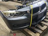 МОРДА НОУСКАТ ПЕРЕДНИЙ БАМПЕР ФАРЫ КАПОТ КРЫЛО BMW F30 за 500 000 тг. в Семей – фото 3