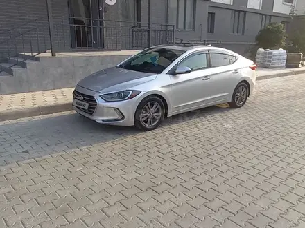 Hyundai Elantra 2018 года за 6 000 000 тг. в Актау – фото 2