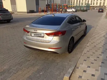 Hyundai Elantra 2018 года за 6 000 000 тг. в Актау – фото 3