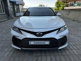 Toyota Camry 2021 года за 18 200 000 тг. в Алматы – фото 2