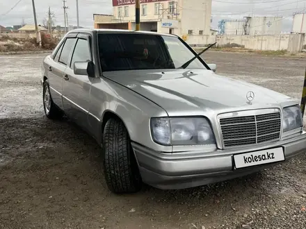 Mercedes-Benz E 220 1993 года за 2 300 000 тг. в Туркестан – фото 2