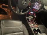 Volkswagen Touareg 2013 годаfor16 500 000 тг. в Астана – фото 2