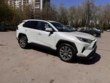 Toyota RAV4 2021 года за 17 200 000 тг. в Алматы – фото 3