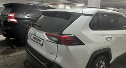 Toyota RAV4 2023 года за 18 750 000 тг. в Астана – фото 2