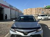 Toyota Camry 2018 года за 10 000 000 тг. в Актобе – фото 2