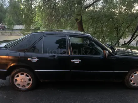 Mercedes-Benz E 230 1991 года за 1 386 443 тг. в Алматы – фото 2
