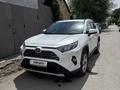 Toyota RAV4 2021 года за 14 900 000 тг. в Караганда – фото 2