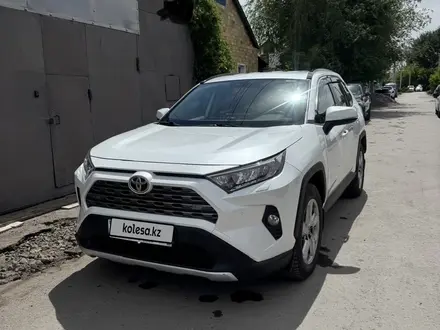 Toyota RAV4 2021 года за 14 900 000 тг. в Караганда – фото 2