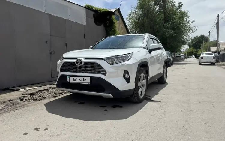 Toyota RAV4 2021 года за 14 900 000 тг. в Караганда