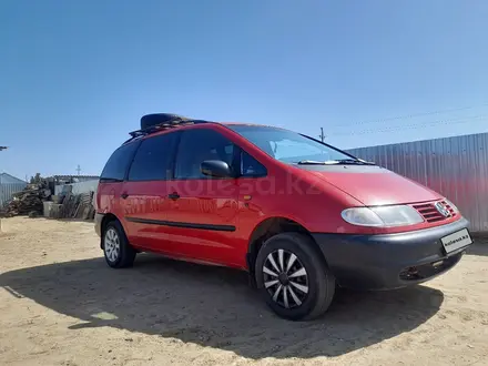 Volkswagen Sharan 1995 года за 2 950 000 тг. в Актобе – фото 2