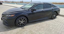 Toyota Camry 2021 года за 13 500 000 тг. в Актау – фото 2