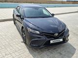 Toyota Camry 2021 года за 15 500 000 тг. в Актау – фото 3