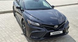 Toyota Camry 2021 года за 13 500 000 тг. в Актау – фото 3