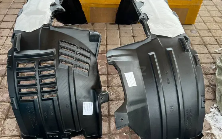 Подкрыльники передние на Lexus LX 570 за 15 000 тг. в Алматы