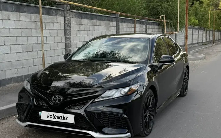 Toyota Camry 2021 года за 14 200 000 тг. в Алматы