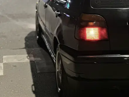 Volkswagen Golf 1997 года за 900 000 тг. в Алматы – фото 2