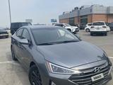 Hyundai Elantra 2018 года за 4 800 000 тг. в Уральск – фото 2